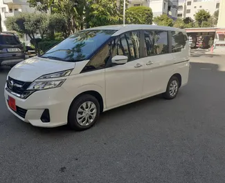 Vista frontale di un noleggio Nissan Serena a Limassol, Cipro ✓ Auto #6597. ✓ Cambio Automatico TM ✓ 1 recensioni.