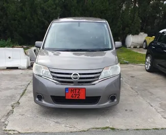 Vista frontale di un noleggio Nissan Serena a Larnaca, Cipro ✓ Auto #3996. ✓ Cambio Automatico TM ✓ 0 recensioni.