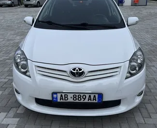 Vista frontale di un noleggio Toyota Auris a Saranda, Albania ✓ Auto #6977. ✓ Cambio Manuale TM ✓ 1 recensioni.