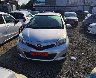 Vista frontale di un noleggio Toyota Vitz a Larnaca, Cipro ✓ Auto #3970. ✓ Cambio Automatico TM ✓ 0 recensioni.