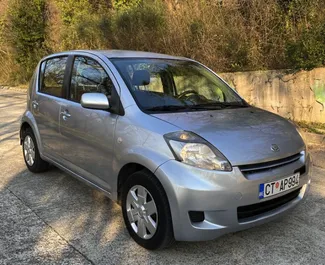 Vista frontale di un noleggio Daihatsu Sirion a Budva, Montenegro ✓ Auto #6580. ✓ Cambio Automatico TM ✓ 0 recensioni.