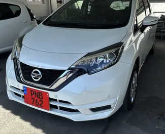 Vista frontale di un noleggio Nissan Note a Limassol, Cipro ✓ Auto #6694. ✓ Cambio Automatico TM ✓ 2 recensioni.