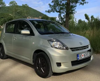 Vista frontale di un noleggio Daihatsu Sirion a Budva, Montenegro ✓ Auto #6700. ✓ Cambio Automatico TM ✓ 1 recensioni.