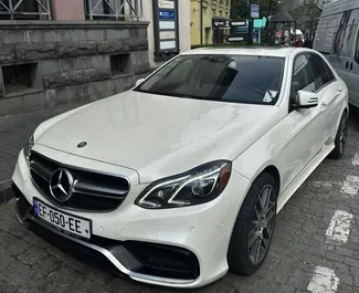 Vista frontale di un noleggio Mercedes-Benz E-Class a Tbilisi, Georgia ✓ Auto #6573. ✓ Cambio Automatico TM ✓ 1 recensioni.