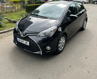 Vista frontale di un noleggio Toyota Yaris a Tbilisi, Georgia ✓ Auto #6721. ✓ Cambio Automatico TM ✓ 6 recensioni.