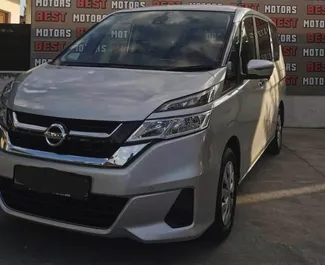 Vista frontale di un noleggio Nissan Serena a Larnaca, Cipro ✓ Auto #6806. ✓ Cambio Automatico TM ✓ 0 recensioni.