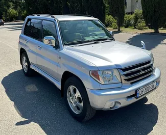 Vista frontale di un noleggio Mitsubishi Pajero Io a Tbilisi, Georgia ✓ Auto #6722. ✓ Cambio Automatico TM ✓ 2 recensioni.