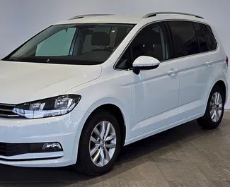 Noleggio auto Volkswagen Touran 2018 in Cechia, con carburante Benzina e 150 cavalli di potenza ➤ A partire da 70 EUR al giorno.