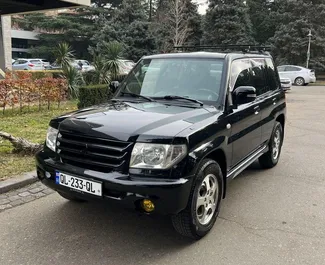 Vista frontale di un noleggio Mitsubishi Pajero Io a Tbilisi, Georgia ✓ Auto #6717. ✓ Cambio Automatico TM ✓ 1 recensioni.