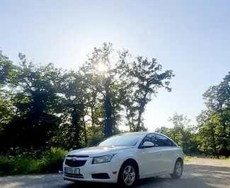 Vista frontale di un noleggio Chevrolet Cruze a Kutaisi, Georgia ✓ Auto #5582. ✓ Cambio Automatico TM ✓ 9 recensioni.