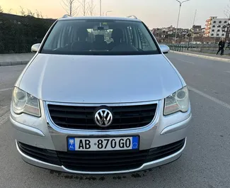 Vista frontale di un noleggio Volkswagen Touran all'aeroporto di Tirana, Albania ✓ Auto #7005. ✓ Cambio Automatico TM ✓ 3 recensioni.