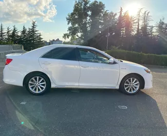 Noleggio auto Toyota Camry 2014 in Georgia, con carburante Ibrido e 230 cavalli di potenza ➤ A partire da 100 GEL al giorno.