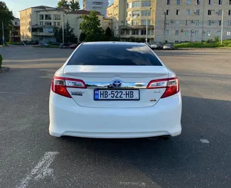 Toyota Camry 2014 disponibile per il noleggio a Kutaisi, con limite di chilometraggio di illimitato.