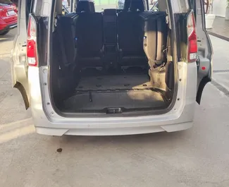 Interni di Nissan Serena in affitto a Cipro. Un'ottima auto da 7 posti con cambio Automatico.