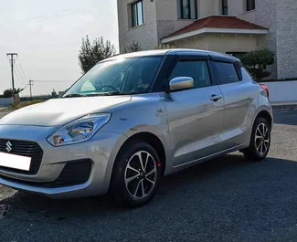 Vista frontale di un noleggio Suzuki Swift a Larnaca, Cipro ✓ Auto #6812. ✓ Cambio Automatico TM ✓ 1 recensioni.