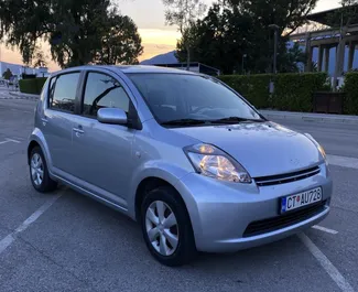 Vista frontale di un noleggio Daihatsu Sirion a Budva, Montenegro ✓ Auto #6581. ✓ Cambio Automatico TM ✓ 2 recensioni.