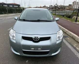 Vista frontale di un noleggio Toyota Auris all'aeroporto di Tirana, Albania ✓ Auto #7023. ✓ Cambio Manuale TM ✓ 1 recensioni.