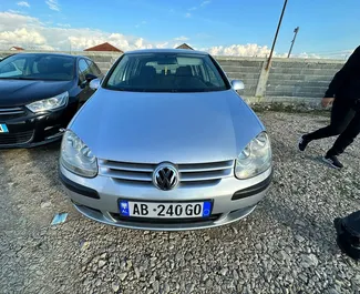 Vista frontale di un noleggio Volkswagen Golf 5 all'aeroporto di Tirana, Albania ✓ Auto #7003. ✓ Cambio Automatico TM ✓ 7 recensioni.