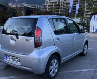 Noleggio Daihatsu Sirion. Auto Economica per il noleggio in Montenegro ✓ Cauzione di Deposito di 100 EUR ✓ Opzioni assicurative RCT, CDW, SCDW, FDW, All'estero, Giovane.