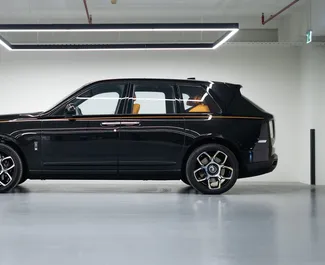 Noleggio auto Rolls-Royce Cullinan 2022 negli Emirati Arabi Uniti, con carburante Benzina e 563 cavalli di potenza ➤ A partire da 5183 AED al giorno.