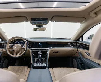 Bentley Flying Spur 2021 disponibile per il noleggio a Dubai, con limite di chilometraggio di 250 km/giorno.