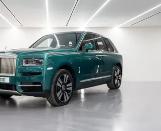 Vista frontale di un noleggio Rolls-Royce Cullinan a Dubai, Emirati Arabi Uniti ✓ Auto #6764. ✓ Cambio Automatico TM ✓ 0 recensioni.