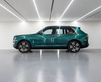 Noleggio auto Rolls-Royce Cullinan 2022 negli Emirati Arabi Uniti, con carburante Benzina e 563 cavalli di potenza ➤ A partire da 5119 AED al giorno.