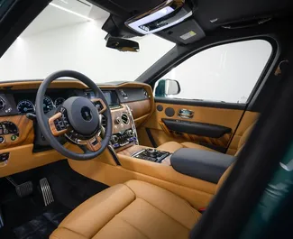 Noleggio Rolls-Royce Cullinan. Auto Lusso, Crossover per il noleggio negli Emirati Arabi Uniti ✓ Cauzione di Deposito di 10000 AED ✓ Opzioni assicurative RCT, CDW.