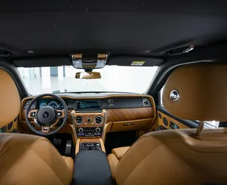 Rolls-Royce Cullinan 2022 disponibile per il noleggio a Dubai, con limite di chilometraggio di 250 km/giorno.