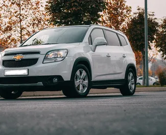 Vista frontale di un noleggio Chevrolet Orlando a Tashkent, Uzbekistan ✓ Auto #6835. ✓ Cambio Automatico TM ✓ 0 recensioni.