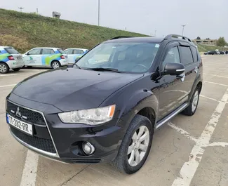 Vista frontale di un noleggio Mitsubishi Outlander a Tbilisi, Georgia ✓ Auto #6822. ✓ Cambio Automatico TM ✓ 1 recensioni.