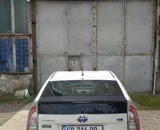 Interni di Toyota Prius in affitto in Georgia. Un'ottima auto da 5 posti con cambio Automatico.