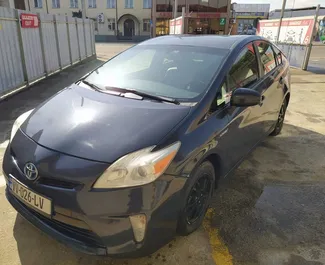 Vista frontale di un noleggio Toyota Prius all'aeroporto di Kutaisi, Georgia ✓ Auto #5731. ✓ Cambio Automatico TM ✓ 5 recensioni.