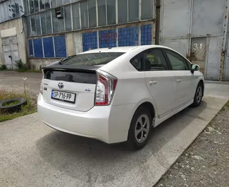 Toyota Prius 2012 disponibile per il noleggio all'aeroporto di Kutaisi, con limite di chilometraggio di illimitato.