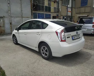 Toyota Prius 2012 con sistema A trazione anteriore, disponibile all'aeroporto di Kutaisi.