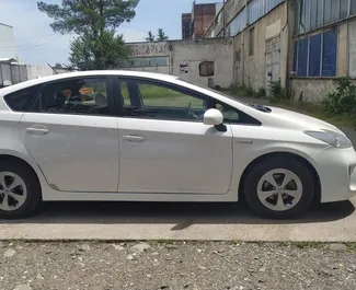 Noleggio Toyota Prius. Auto Economica, Comfort per il noleggio in Georgia ✓ Cauzione di Deposito di 200 GEL ✓ Opzioni assicurative RCT, CDW, SCDW, FDW, Passeggeri, Furto, Senza deposito.