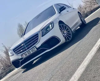 Vista frontale di un noleggio Mercedes-Benz S-Class a Yerevan, Armenia ✓ Auto #6767. ✓ Cambio Automatico TM ✓ 0 recensioni.