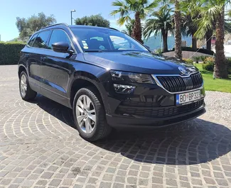 Vista frontale di un noleggio Skoda Karoq a Budva, Montenegro ✓ Auto #6667. ✓ Cambio Automatico TM ✓ 0 recensioni.