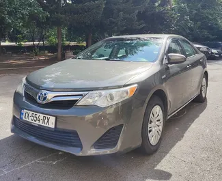 Vista frontale di un noleggio Toyota Camry a Tbilisi, Georgia ✓ Auto #6692. ✓ Cambio Automatico TM ✓ 0 recensioni.