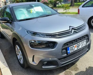 Vista frontale di un noleggio Citroen C4 Cactus a Budva, Montenegro ✓ Auto #7031. ✓ Cambio Manuale TM ✓ 3 recensioni.