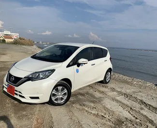 Vista frontale di un noleggio Nissan Note a Larnaca, Cipro ✓ Auto #6825. ✓ Cambio Automatico TM ✓ 7 recensioni.