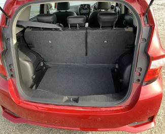 Interni di Nissan Note in affitto a Cipro. Un'ottima auto da 5 posti con cambio Automatico.