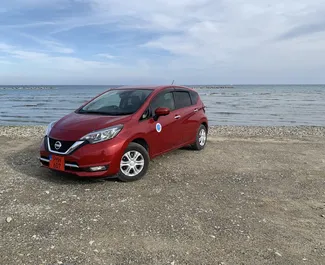 Vista frontale di un noleggio Nissan Note a Larnaca, Cipro ✓ Auto #6828. ✓ Cambio Automatico TM ✓ 0 recensioni.