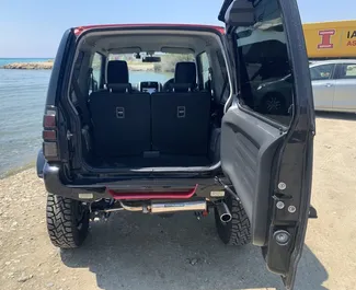 Interni di Suzuki Jimny in affitto a Cipro. Un'ottima auto da 4 posti con cambio Automatico.