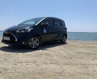 Vista frontale di un noleggio Toyota Sienta a Larnaca, Cipro ✓ Auto #6804. ✓ Cambio Automatico TM ✓ 0 recensioni.