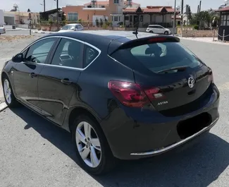 Vauxhall Astra 2013 disponibile per il noleggio a Larnaca, con limite di chilometraggio di illimitato.