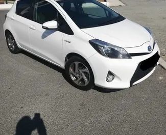 Vista frontale di un noleggio Toyota Yaris a Larnaca, Cipro ✓ Auto #6810. ✓ Cambio Automatico TM ✓ 0 recensioni.