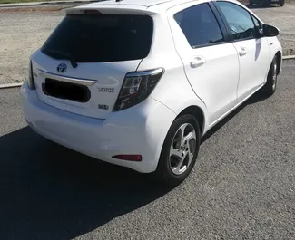 Noleggio auto Toyota Yaris 2015 a Cipro, con carburante Ibrido e 120 cavalli di potenza ➤ A partire da 23 EUR al giorno.