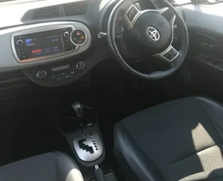 Motore Ibrido da 1,3L di Toyota Yaris 2015 per il noleggio a Larnaca.