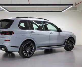 Noleggio BMW X7. Auto Premium, Lusso, Crossover per il noleggio negli Emirati Arabi Uniti ✓ Cauzione di Deposito di 5000 AED ✓ Opzioni assicurative RCT, CDW.